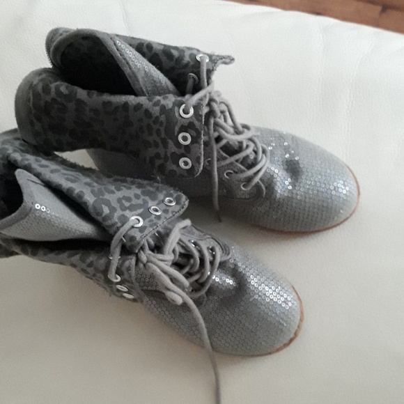 Shoe - Picture 2 of 3